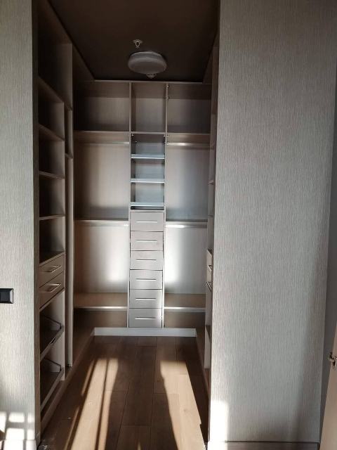  TV Ünite Mobilya İmalatı Günümüz yaşam alanlarında TV ünitesi, yalnızca televizyonu taşıyan bir mobilya değil; salonun düzenini sağlayan ve dekorasyonunu tamamlayan önemli bir unsurdur. ilkemtm olarak, yaşam alanlarınıza özel ölçü ve tasarımlarla TV ünite mobilya imalatı hizmeti sunuyoruz. Özel Ölçü TV Ünitesi İmalatı Her evin ölçüsü ve kullanım ihtiyacı farklıdır. Hazır ürünlerin yetersiz kaldığı durumlarda, tamamen alanınıza uygun özel ölçü TV üniteleri üretiyoruz. Duvar ölçülerine birebir uyum sağlayan tasarımlar sayesinde hem estetik hem de maksimum kullanım alanı elde edilir.