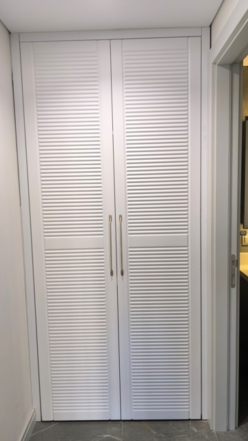  Kaliteli Malzeme ve Sağlam İşçilik TV ünite imalatında gövde yapısında ağırlıklı olarak suntalam ve MDFlam, kapaklarda ise tercihe göre MDF, lake veya ahşap kaplama kullanıyoruz. Tüm malzemeler uzun ömürlü, günlük kullanıma ve darbelere dayanıklı olacak şekilde seçilir.  Modern ve Klasik TV Ünitesi Tasarımları Modern, minimalist, klasik veya rustik tasarım seçenekleriyle evinizin tarzına uygun TV ünitesi mobilyaları üretiyoruz. Açık raf sistemleri, kapaklı depolama alanları, gizli kablo kanalları ve LED aydınlatma gibi detaylarla hem şık hem de fonksiyonel çözümler sunuyoruz.