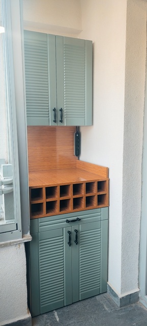  Düzenli ve Kullanışlı Yaşam Alanları TV ünitesi; uydu alıcısı, modem, oyun konsolu ve aksesuarlar için düzenli bir alan oluşturmalıdır. Kablo karmaşasını gizleyen ve depolama alanı güçlü TV üniteleri sayesinde salonunuzda daha ferah ve düzenli bir görünüm elde edersiniz.  Neden ilkemtm? Özel ölçü ve kişiye özel üretim Kaliteli malzeme ve titiz işçilik Zamanında teslimat Profesyonel montaj ve kurulum Satış sonrası destek