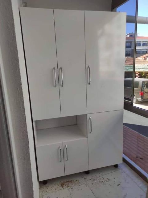  Kombi Dolabı İmalatı ilkemtm olarak kombiniz için estetik, güvenli ve özel ölçü kombi dolabı imalatı hizmeti sunuyoruz. Özel Ölçü Kombi Dolabı Çözümleri Kombi dolapları, yaşam alanlarında hem görsel bütünlüğü sağlamak hem de kombi sistemini korumak amacıyla tercih edilir. ilkemtm, her mekâna uygun özel ölçü kombi dolabı imalatı ile standart çözümlerin ötesine geçer.  Kombinin bulunduğu alan, tesisat yapısı ve servis erişimi dikkate alınarak tasarlanan dolaplarımız, hem güvenli hem de uzun ömürlü kullanım sunar.