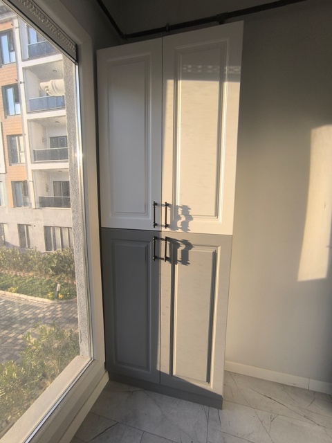  Kullanılan Malzemeler ve İşçilik Kalitesi Kombi dolabı üretiminde ağırlıklı olarak suntalam ve mdflam gövde sistemleri kullanılmaktadır. Kapak seçenekleri, mekânın genel dekorasyonuna uygun renk ve dokularda tercih edilir.  Sağlam menteşeler, kaliteli bağlantı elemanları ve düzgün montaj sayesinde dolaplarımız uzun yıllar sorunsuz şekilde kullanılır.