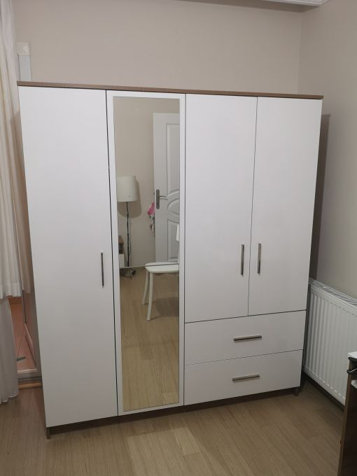 Küçükçekmece Atakent Mahallesi Mobilya Tamir ve Montaj Hizmetleri: İlke Mobilya Küçükçekmece’nin en yoğun ve modern yerleşim alanı olan Atakent Mahallesi, binlerce konutuyla ev dekorasyonuna en çok ihtiyaç duyulan bölgelerin başında geliyor. Atakent’teki evlerinizde zamanla eskiyen, taşınma sırasında hasar gören veya internetten alıp kurulumunda zorlandığınız mobilyalarınız için profesyonel bir dokunuş arıyorsanız, İlke Mobilya yanınızda!