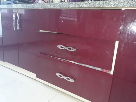 Atakent Mahallesi Mobilya Tamir Hizmetleri Neleri Kapsar?/İlke Mobilya Menteşe ve Kapak Ayarları Zamanla dolap kapakları sarkabilir veya kapanmaz hale gelebilir. Menteşe değişimi, ayar işlemi ve kapak hizalama işlemleri yapılır. Çekmece Ray Değişimi Raydan çıkan, zor açılan ya da düşen çekmeceler için ray değişimi ve sağlamlaştırma işlemi uygulanır. Gardırop Kapak ve Sürgü Tamiri Sürgülü kapak sistemlerinde teker arızaları, ray eğilmeleri sık görülür. Parça değişimi ve sistem ayarı yapılır.