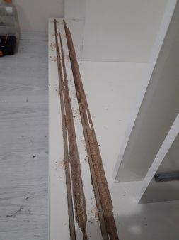 Mobilya Değiştirmek mi, Tamir Ettirmek mi?/İlke Mobilya Çoğu zaman küçük bir arıza için komple dolap değiştirmek gereksiz maliyet oluşturur. Örneğin: 15.000 – 40.000 TL’lik yeni dolap yerine Uygun maliyetli bir tamir ile mevcut dolap yıllarca kullanılabilir. Özellikle gövdesi sağlam olan ürünlerde tamir çok daha mantıklı bir çözümdür.