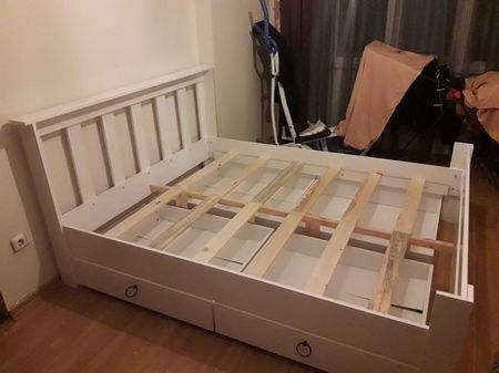  1. Profesyonel Mobilya Montajı (Sıfır Ürün Kurulumu) İnternetten (IKEA, Trendyol, Vivense, Koçtaş vb.) aldığınız veya mağazadan demonte gelen tüm ürünleri titizlikle kuruyoruz.  Gardırop ve Ray Dolaplar: Terazisi bozuk zeminlerde bile kapakların sürtmemesi için milimetrik ayar yapıyoruz.  Yatak Odası Takımları: Baza mekanizmaları, karyola başlıkları ve şifonyerlerin eksiksiz kurulumu.  TV Üniteleri ve Raflar: Duvara sabitleme işlemlerinde gizli kablo kanalları ve sağlam dübel sistemleri kullanıyoruz.