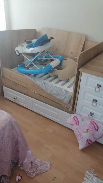  Mobilya Tamiri Neden Önemlidir? Mobilya tamiri, yalnızca hasarı gidermek değil; aynı zamanda mobilyanın ömrünü uzatmak ve yeniden masraf yapmanızı önlemek anlamına gelir. Özellikle kaliteli malzemeden üretilmiş mobilyalar, doğru tekniklerle tamir edildiğinde uzun yıllar güvenle kullanılabilir.  Hangi Mobilya Tamir Hizmetlerini Sunuyoruz? Kırık ve çatlak mobilya onarımları Sallanan masa ve sandalyelerin sağlamlaştırılması Dolap kapak ayarı ve menteşe değişimi Çekmece rayı tamiri ve değişimi Gardırop, vestiyer ve mutfak dolabı tamiri Suntalam ve MDF yüzey onarımları Mobilya montajı sonrası oluşan sorunların giderilmesi