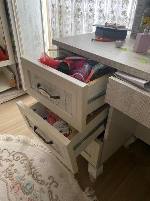  Mobilya Tamir Hizmeti Günlük kullanımda mobilyalar zamanla yıpranabilir, gevşeyebilir veya hasar görebilir. Kırılan bir sandalye, sallanan bir masa ya da kapanmayan dolap kapakları hem kullanım konforunu hem de güvenliği olumsuz etkiler. Bu gibi durumlarda mobilyalarınızı değiştirmek yerine profesyonel mobilya tamir hizmeti ile ekonomik ve kalıcı çözümler elde edebilirsiniz.