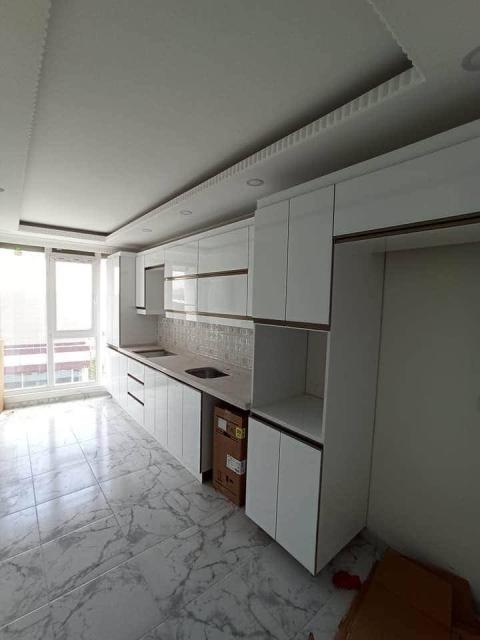  Standart mutfak dolapları çoğu zaman alan kaybına ve kullanışsız çözümlere neden olur. Özel ölçü mutfak dolabı imalatı sayesinde:  Alan en verimli şekilde değerlendirilir Küçük mutfaklarda maksimum depolama sağlanır Tezgâh, dolap ve beyaz eşyalar tam uyumlu olur Uzun ömürlü ve sağlam bir mutfak elde edilir Kullandığımız Malzemeler ilkemtm mutfak dolabı imalatında kaliteyi temel alır. Gövde üretiminde ağırlıklı olarak MDFlam malzeme kullanır.  Kapak seçeneklerinde ise ihtiyaca ve zevke göre:  MDF kapak