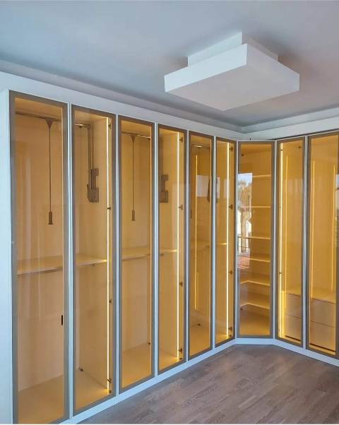  Özel Ölçü Mobilya Nedir? Özel ölçü mobilya; evinizin veya iş yerinizin ölçülerine, kullanım alışkanlıklarınıza ve estetik beklentilerinize göre sıfırdan tasarlanan mobilyalardır. Hazır mobilyalara göre çok daha fonksiyonel, uzun ömürlü ve mekâna uyumludur.