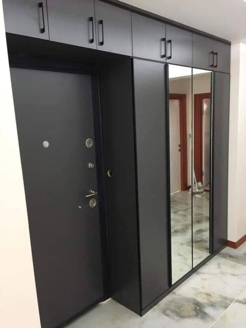  Portmanto Dolabı İmalatı Ev ve iş yerlerinin ilk izlenimi antrelerde başlar. Antre düzenini sağlayan en önemli mobilyalardan biri ise portmanto dolaplarıdır. İlkemtm olarak, yaşam alanlarınıza estetik, düzen ve uzun ömürlü kullanım kazandıran özel ölçü portmanto dolabı imalatı yapıyoruz. Portmanto dolabı yalnızca depolama alanı değil, antreyi düzenleyen ve ferahlatan bir mobilyadır. İlkemtm olarak tasarımlarımızda fonksiyonelliği ön planda tutuyoruz.  Ayakkabılar için havalandırmalı bölümler Mont ve ceketler için ideal askı alanları Günlük eşyalar için çekmece ve raf sistemleri Ayna, oturma bankı ve gizli depolama çözümleri