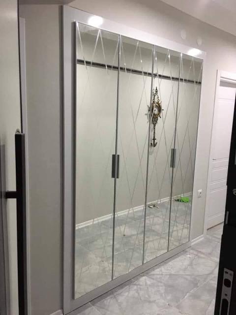  Özel Ölçü Portmanto Dolabı İmalatı Her antre aynı değildir. Dar alanlar, girintili duvarlar veya kolonlar hazır mobilyalarla uyum sağlamayabilir. Bu nedenle İlkemtm’de tüm portmanto dolapları, mekâna özel ölçü alınarak üretilir.  Alan kaybı yaşanmaz Duvarlara tam oturan tasarım Kullanım alışkanlıklarına uygun iç düzen Askılık, ayakkabılık, çekmece, raf ve üst dolap düzeni tamamen ihtiyacınıza göre planlanır.