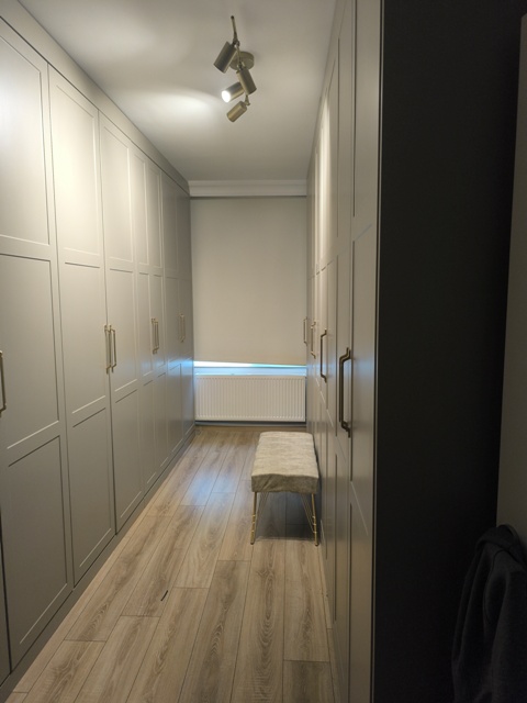  Kullanılan Malzemeler ve İşçilik Portmanto dolabı imalatında gövde yapısında suntalam ve mdflam, kapaklarda ise tercihe göre mdf üzeri membran, lake veya mdflam kaplama kullanılmaktadır.  Dayanıklı malzeme yapısı Kolay temizlenebilir yüzeyler Uzun ömürlü kullanım Tüm menteşe ve ray sistemleri kaliteli aksesuarlarla desteklenerek sessiz ve sorunsuz kullanım sağlanır.