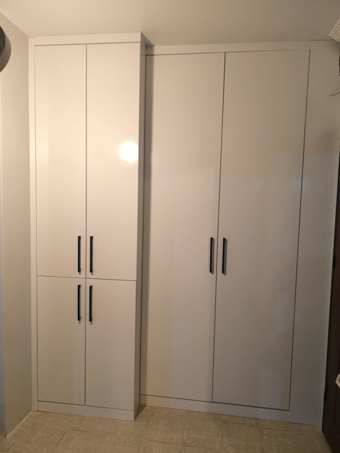 Neden Özel Ölçü Vestiyer Dolabı?  Hazır vestiyer dolapları çoğu zaman alanı tam verimli kullanamaz. Özel ölçü vestiyer dolapları ise mekâna birebir uyum sağlar ve uzun ömürlüdür.   ✔️ Alanı maksimum verimle kullanır ✔️ Ev dekorasyonuna tam uyum sağlar ✔️ Daha sağlam ve dayanıklıdır ✔️ Kişisel ihtiyaçlara göre tasarlanır