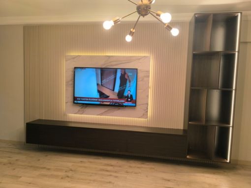  Düzenli ve Kullanışlı Yaşam Alanları TV ünitesi; uydu alıcısı, modem, oyun konsolu ve aksesuarlar için düzenli bir alan oluşturmalıdır. Kablo karmaşasını gizleyen ve depolama alanı güçlü TV üniteleri sayesinde salonunuzda daha ferah ve düzenli bir görünüm elde edersiniz.  Neden ilkemtm? Özel ölçü ve kişiye özel üretim Kaliteli malzeme ve titiz işçilik Zamanında teslimat Profesyonel montaj ve kurulum Satış sonrası destek