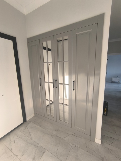   Neden Özel Ölçü Vestiyer Dolabı?  Hazır vestiyer dolapları çoğu zaman alanı tam verimli kullanamaz. Özel ölçü vestiyer dolapları ise mekâna birebir uyum sağlar ve uzun ömürlüdür.   ✔️ Alanı maksimum verimle kullanır ✔️ Ev dekorasyonuna tam uyum sağlar ✔️ Daha sağlam ve dayanıklıdır ✔️ Kişisel ihtiyaçlara göre tasarlanır  Vestiyer Dolabı İmalat Sürecimiz  ✔️ Ücretsiz keşif ve ölçülendirme ✔️ İhtiyaca uygun tasarım ✔️ Kaliteli malzemelerle üretim ✔️ Profesyonel montaj ve teslimat  Kullandığımız Malzemeler  ✔️ Suntalam ve MDFlam gövdeler ✔️ MDFlam, MDF lake veya membran kapak seçenekleri ✔️ Dayanıklı menteşe ve ray sistemleri