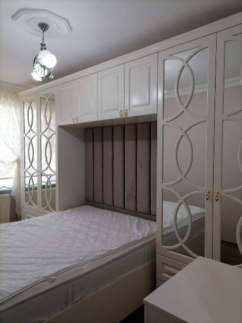  Özel Ölçü Yatak Odası Mobilyaları Her evin ölçüsü ve kullanım alışkanlığı farklıdır. Bu nedenle hazır mobilyalar her zaman ideal çözüm sunmaz. ilkemtm, yatak odanıza özel ölçülerle üretim yaparak alanı en verimli şekilde değerlendirmenizi sağlar.  Gardırop ve elbise dolabı imalatı Karyola ve baza sistemleri Komodin ve şifonyer üretimi Yatak başlığı ve panel uygulamaları Depolama odaklı yatak odası çözümleri